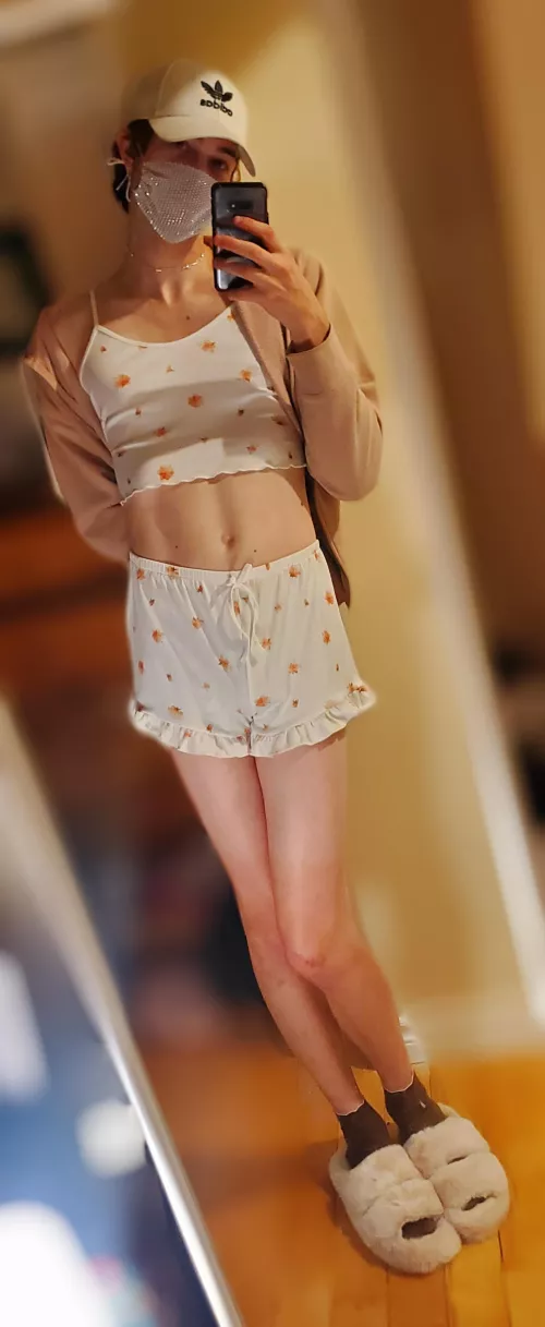 Got a new pajama set, wouldn't mind some cuddles 💖