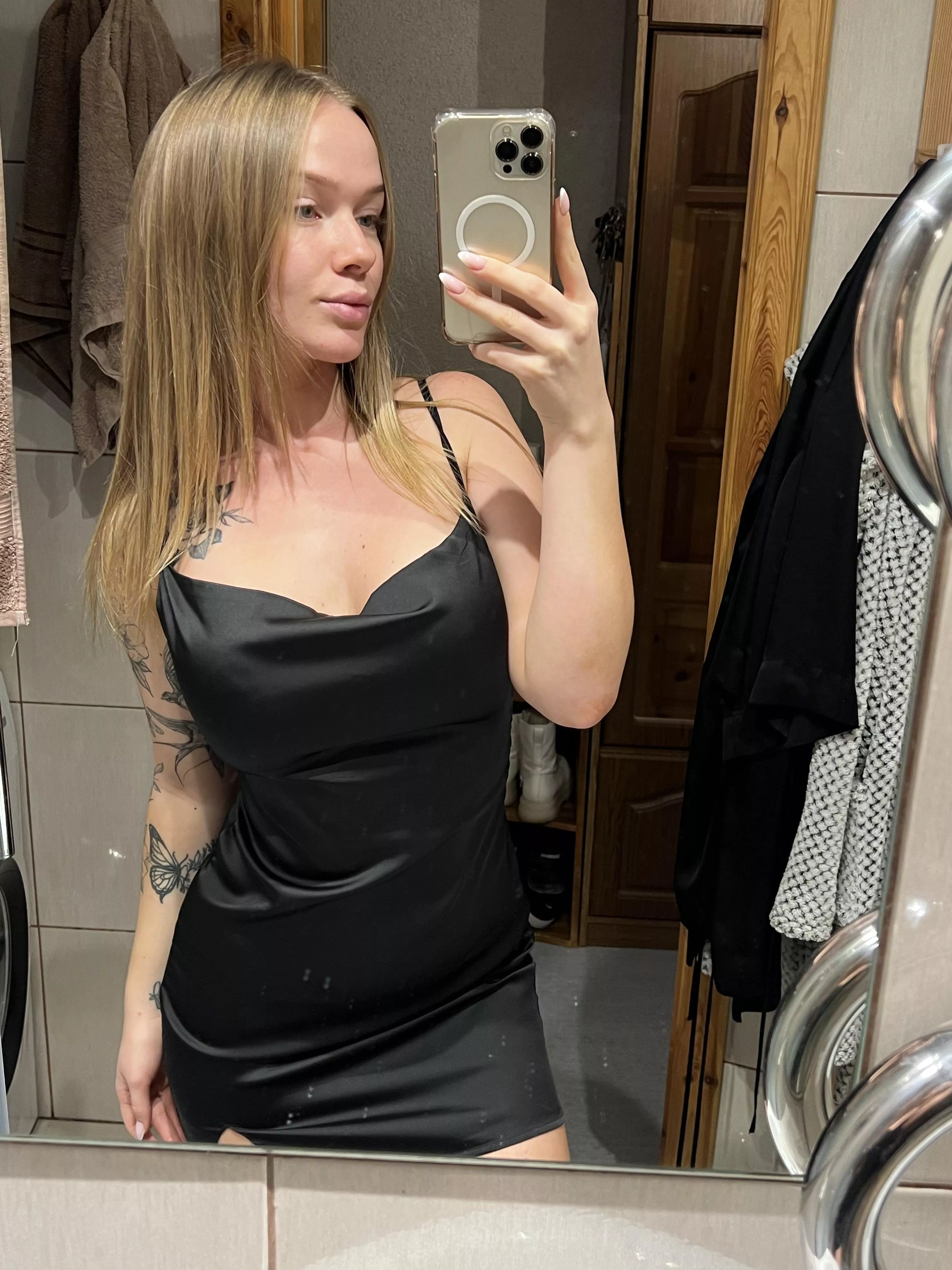 Here's what I wear for our date night later 🖤