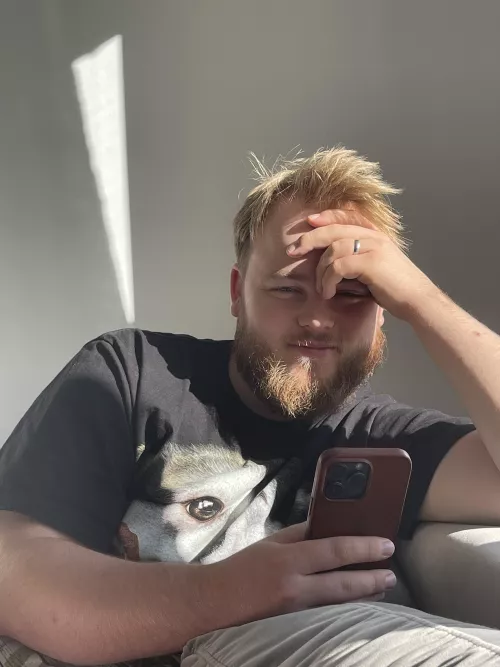 I just really like this photo I took of my gaymer boy fiancé and felt like it needed to be shared🥰