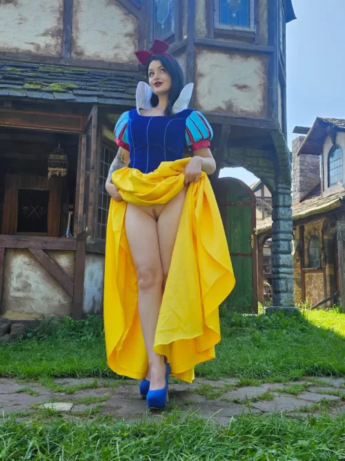 If you ever wondered what snowwhite wears underneath…