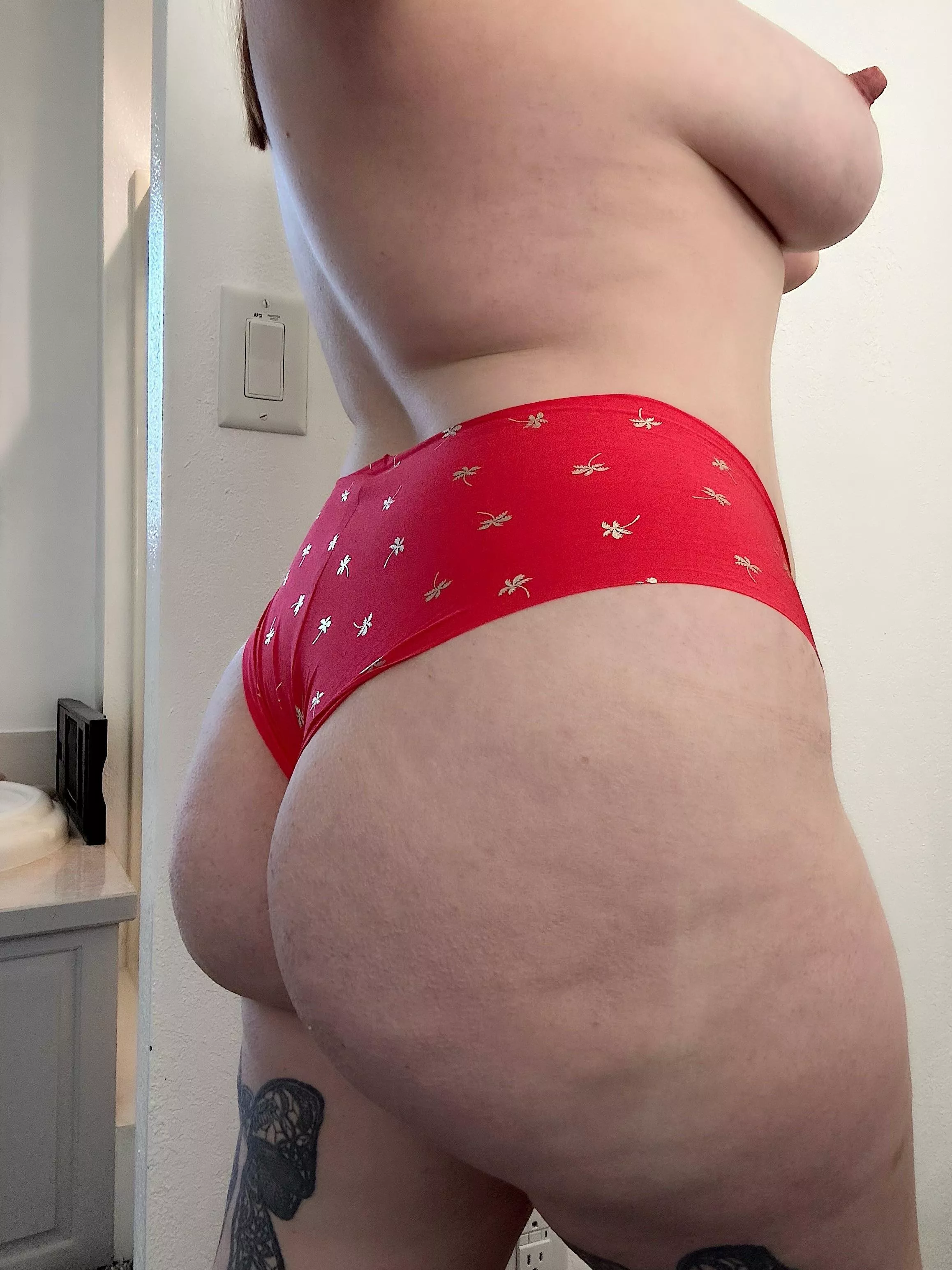 I’ve been told my scent is intoxicating 🥰 customize a pair of creamy panties with any of my add ons![Selling] [US] telegram: kinkykat94 kik: xredheadbeautyx prices in comments