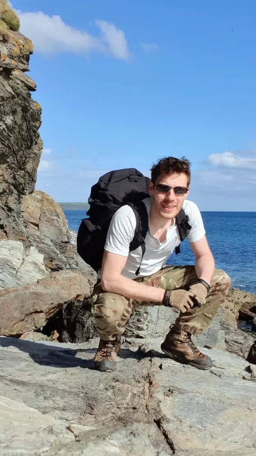 Rockhopping to a secluded little cove