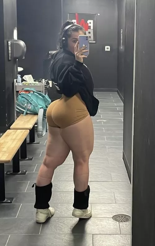 Wow! Her glutes & quads are HUGE!