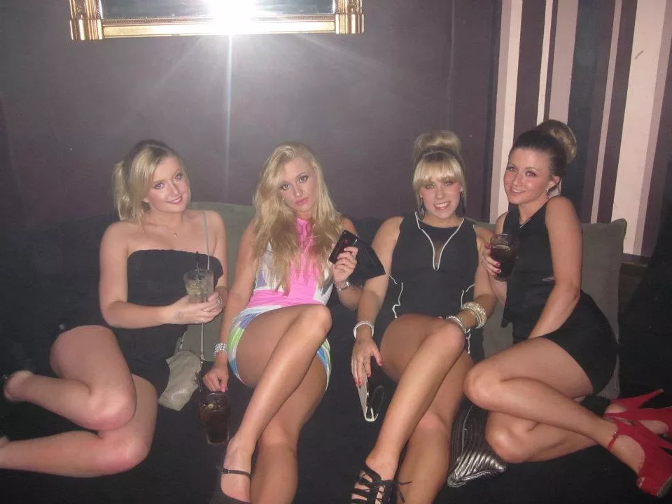 [4] Nightclub girls