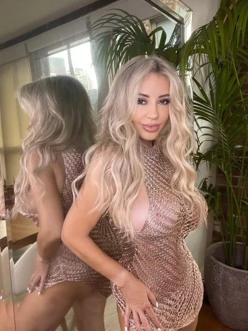 A blonde MILF girl makes you stunning all day