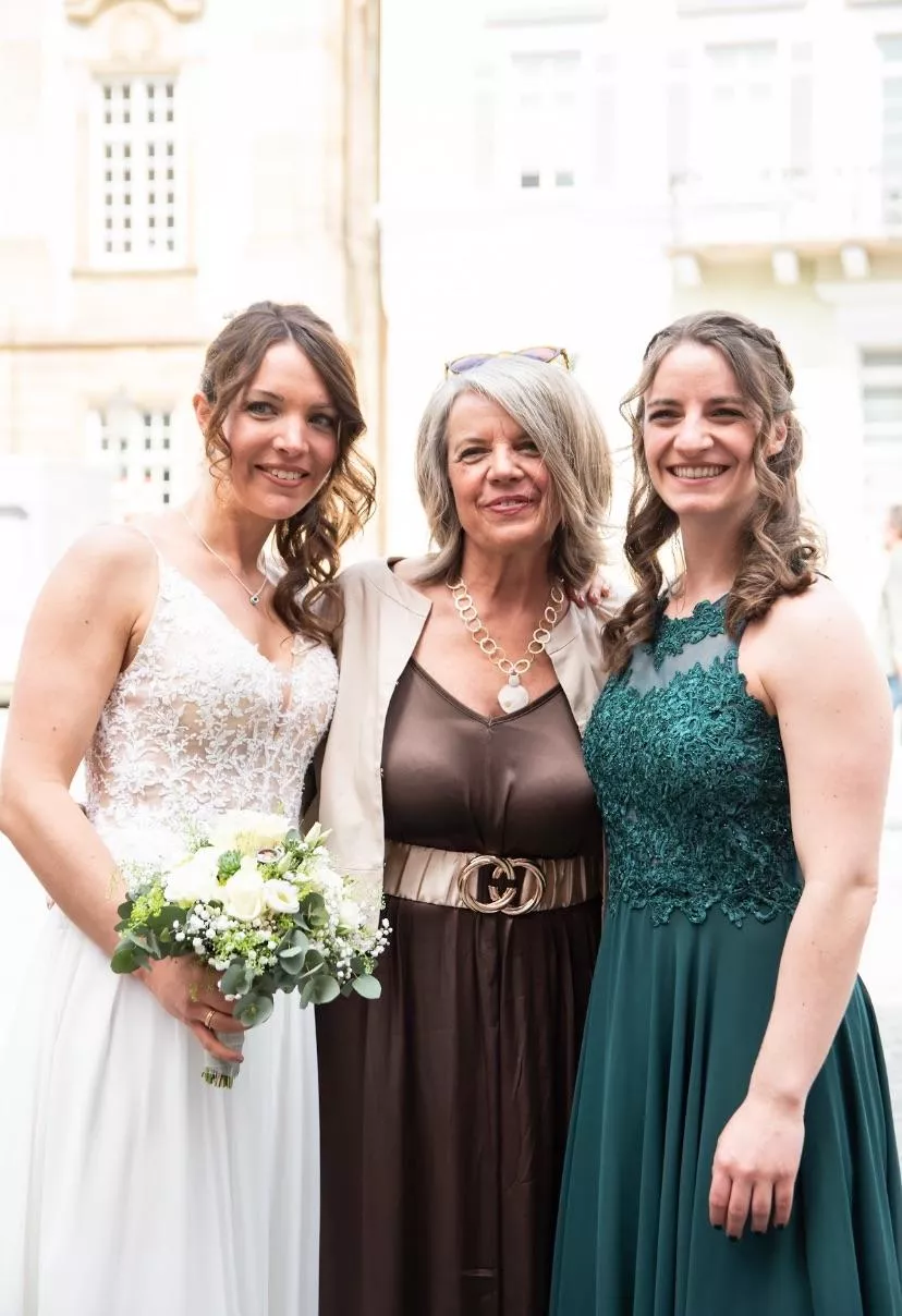 Bride , mom or sister? [3]
