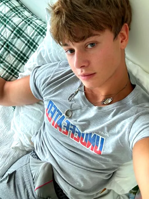 Cute lad with a revealing bulge (he's well-endowed). ♂️🍆😋💗
