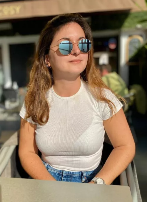 French girl likes white bra under white shirt, don't you ?