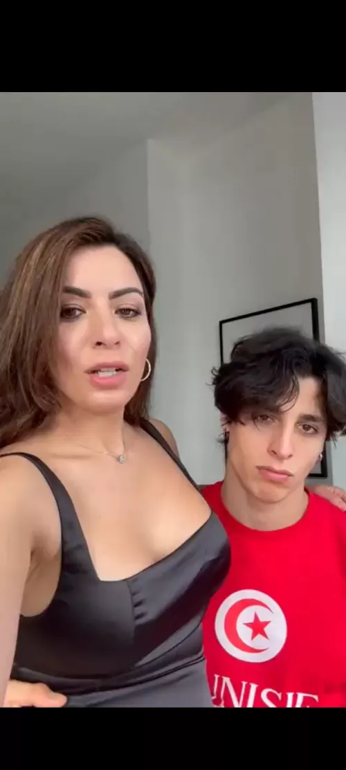 Guys i need her name pls