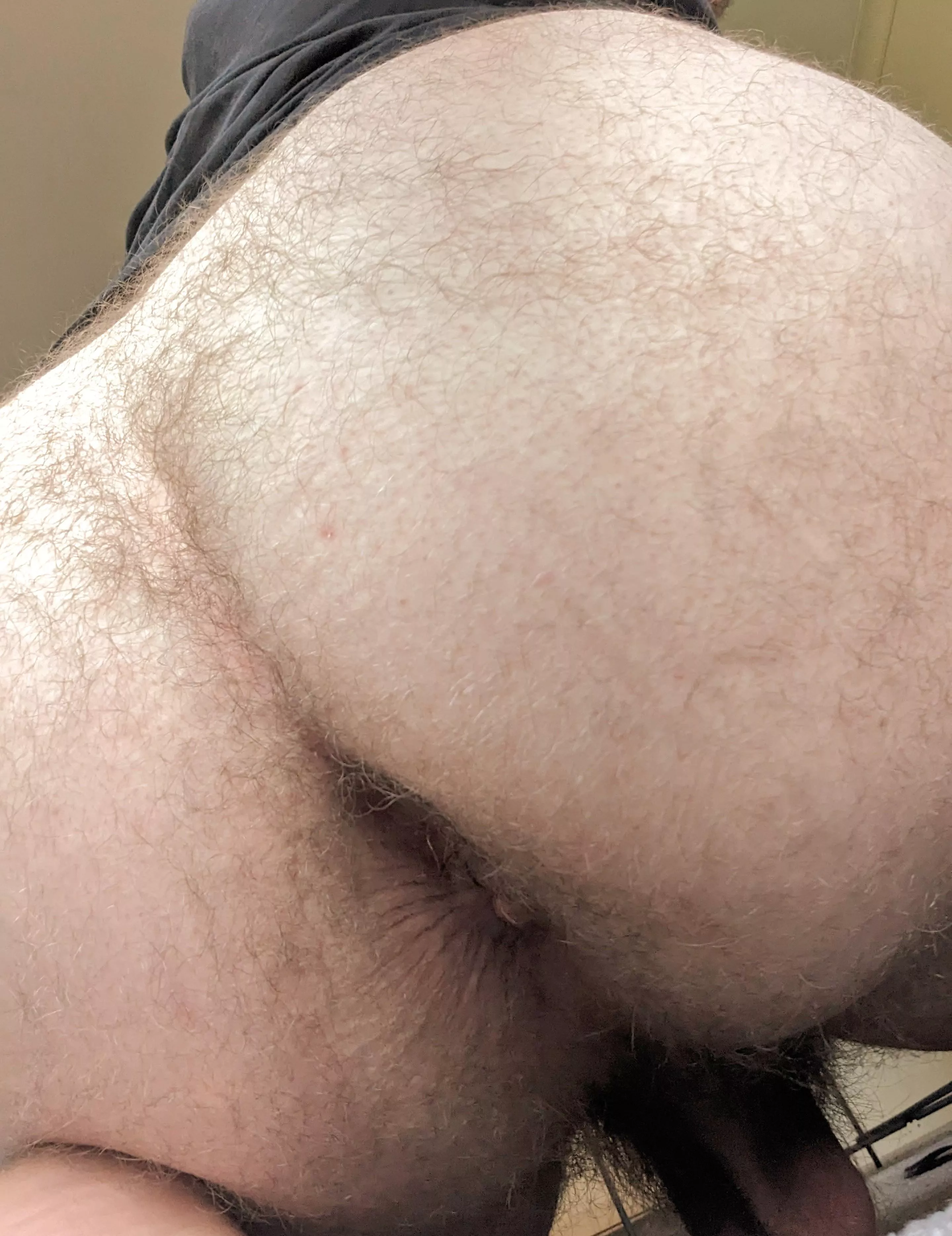 Hope my tight hole and hairy ass makes your day just a lil easier (or harder 😏)