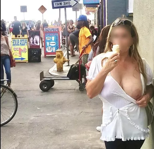 Love flashing my big tit at Venice boardwalk. SoCal hotwife