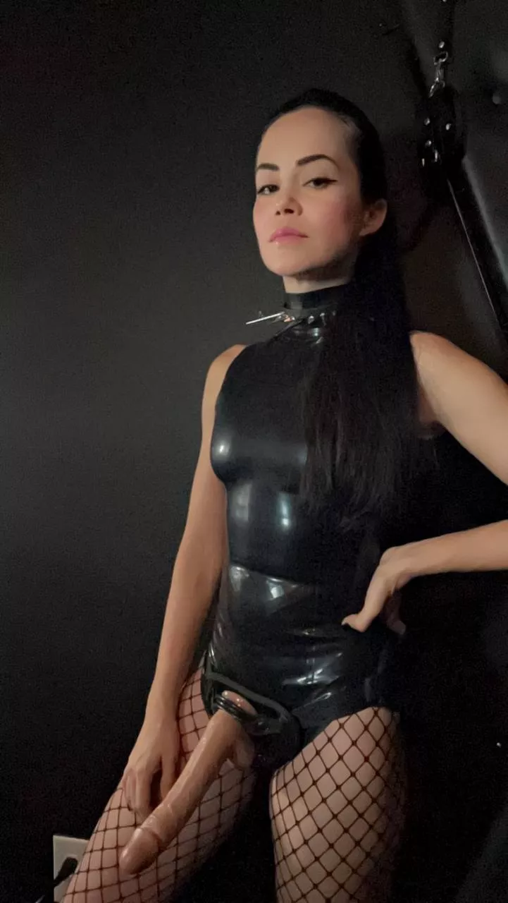 Naomi's pegging session is just about to begin, are you ready beta?