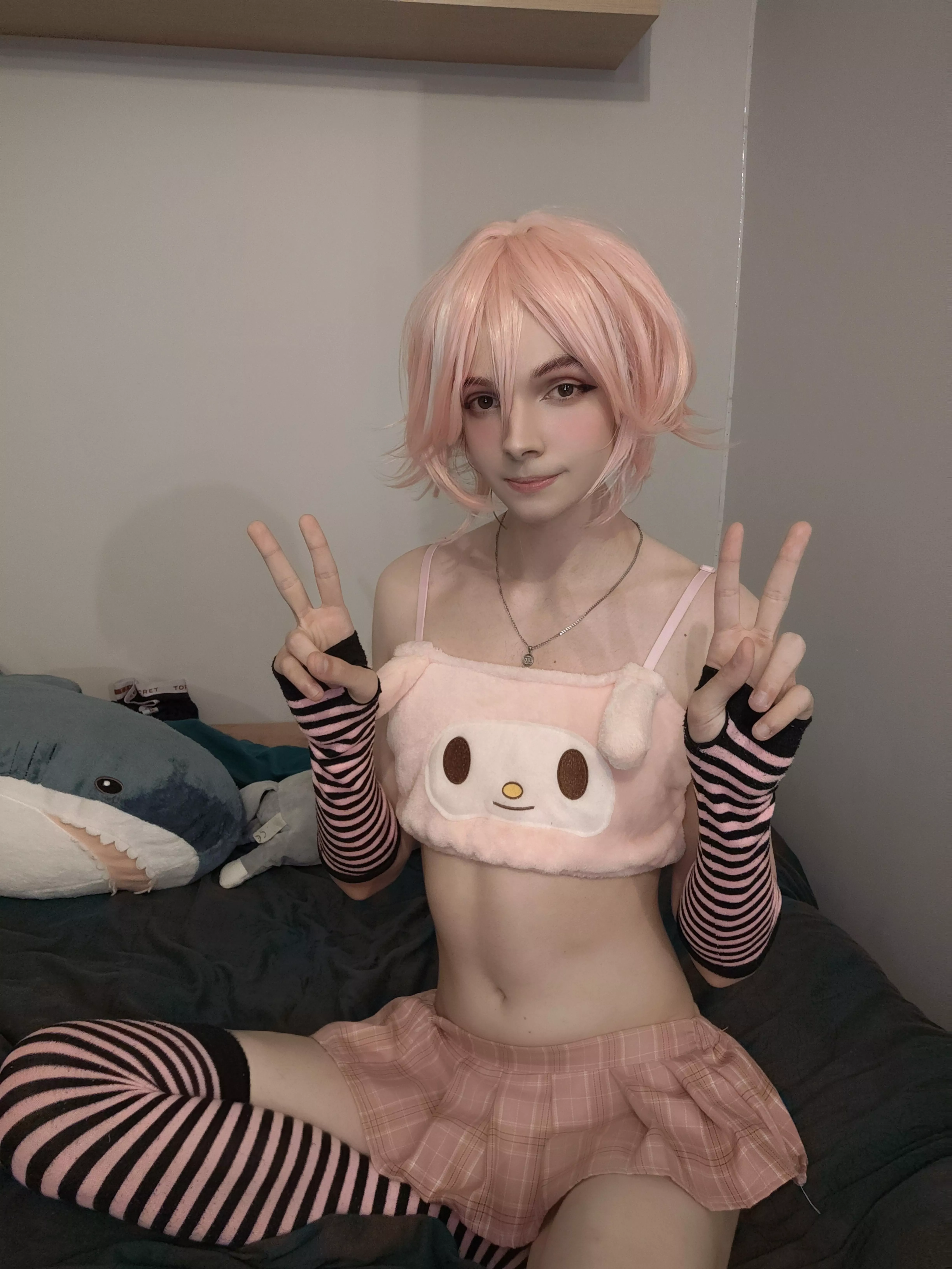 Say hi if you would snuggle a femboy:3