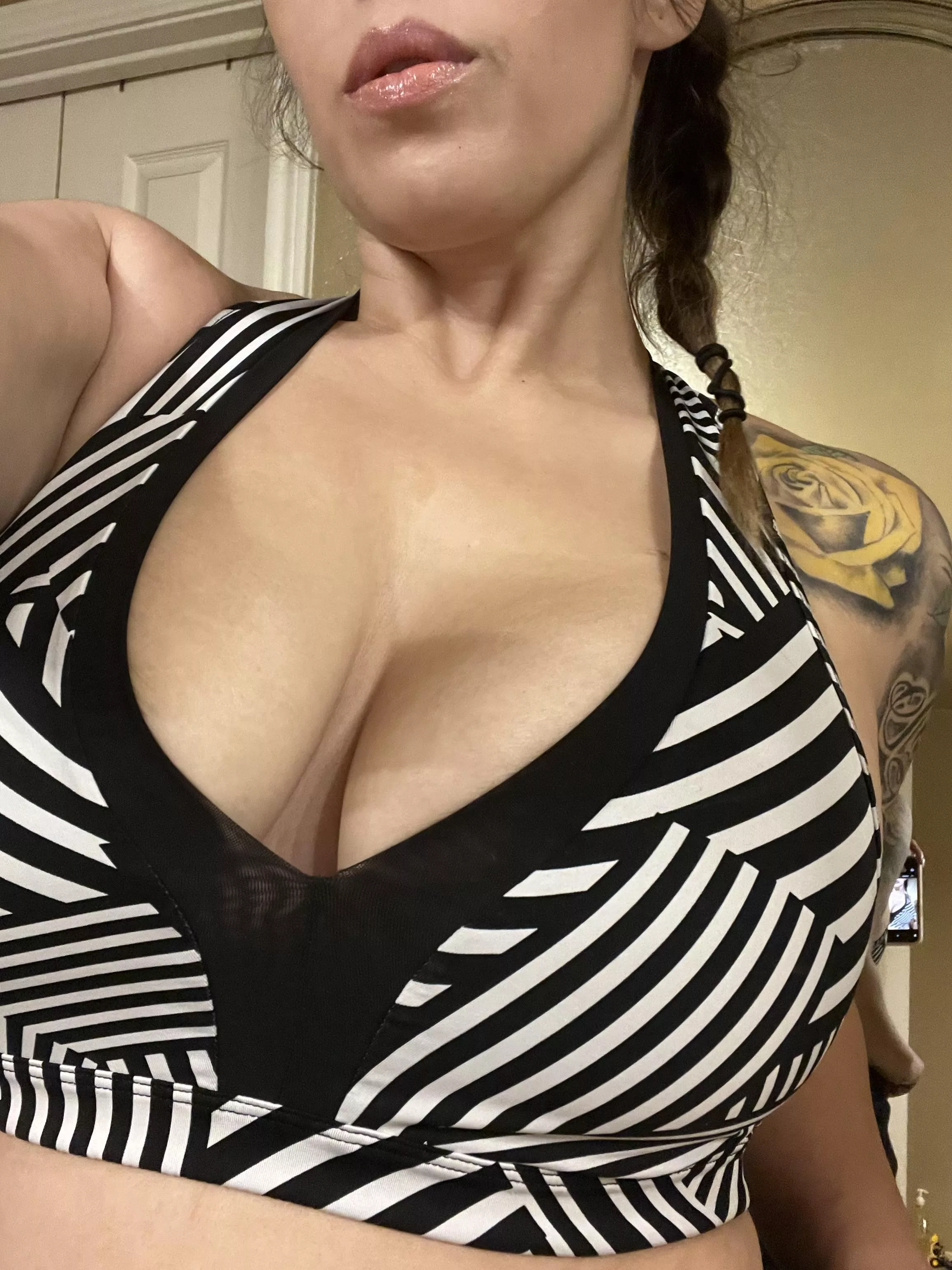 Are you into older MILFs? 😎
