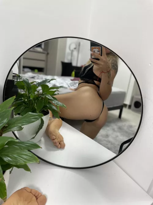 Butts and barefeet are the best combination!