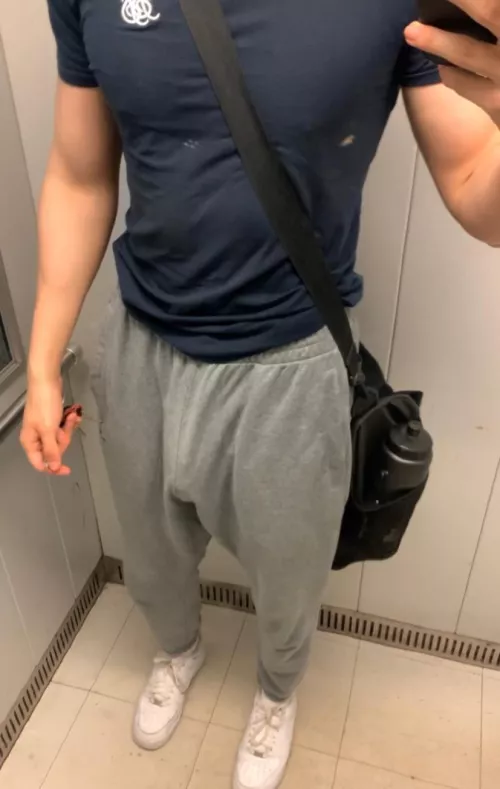 (M18) I wonder why im getting alot of stares…