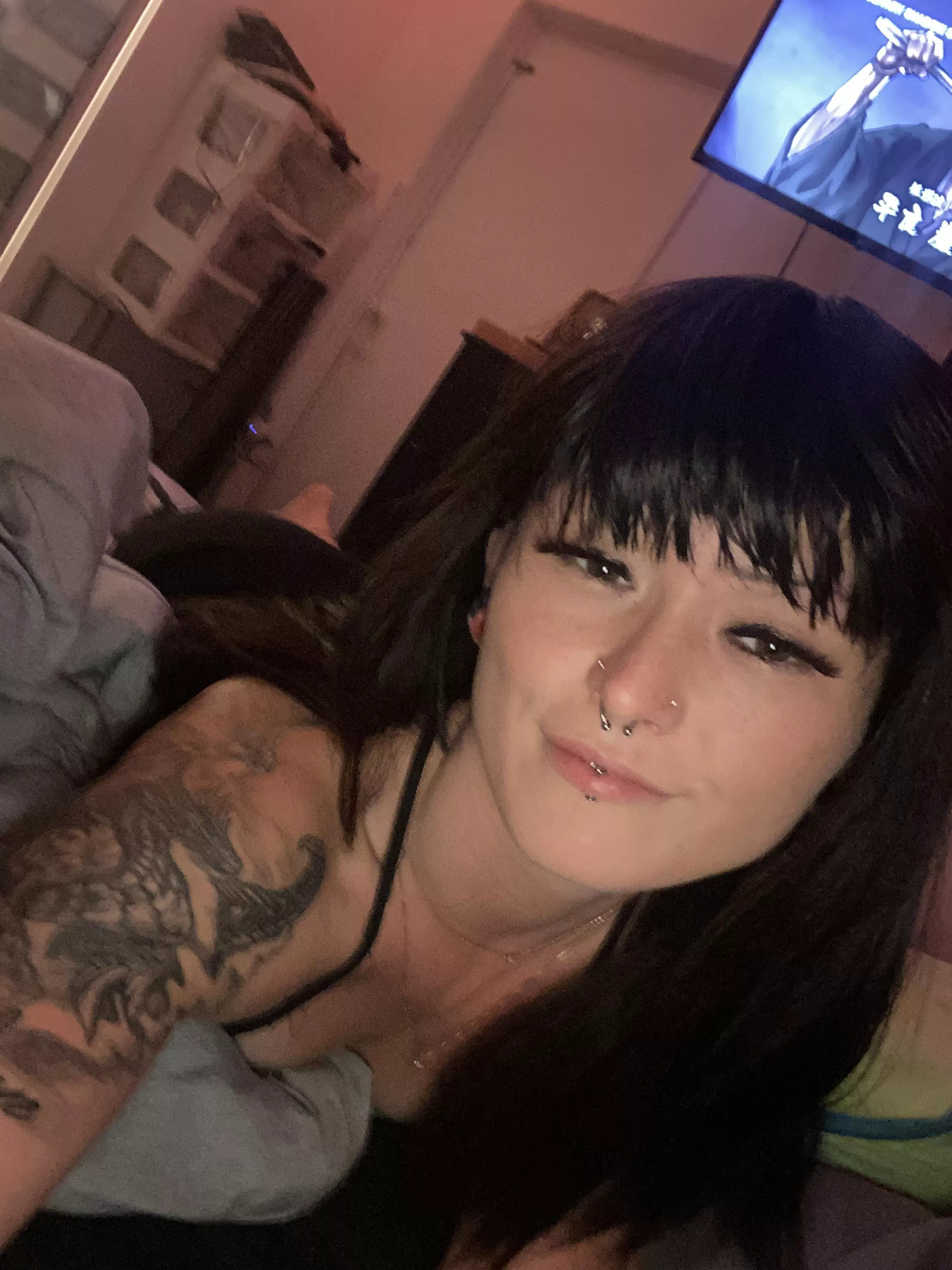 peep the booty in the background 😜😈