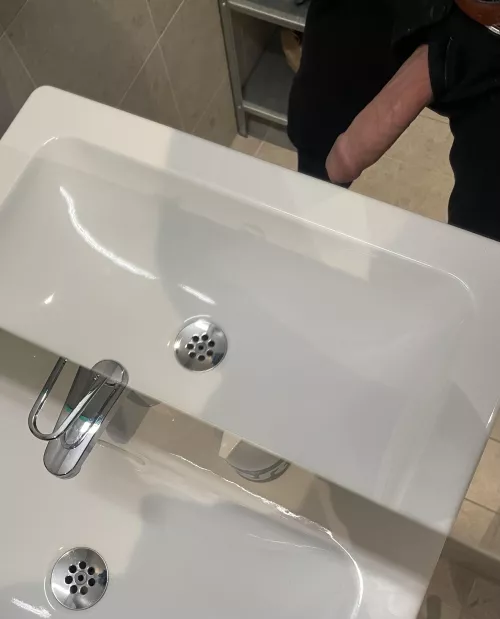 When someone asks what I have inside my pants 🤷‍♂️