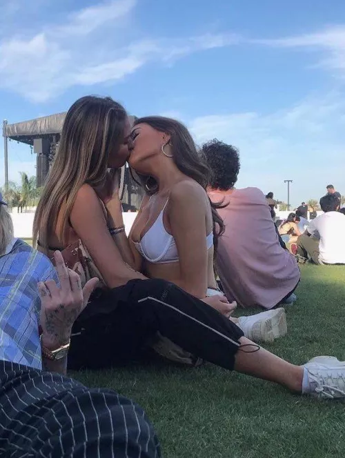 Festival Kiss
