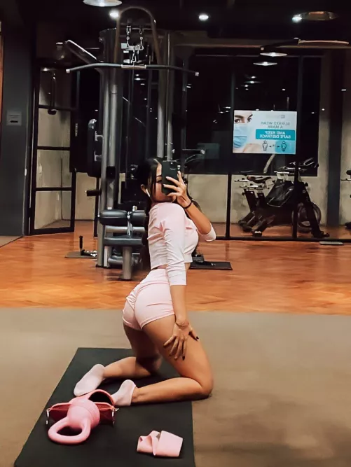 Looking for a spotter for squats at the gym