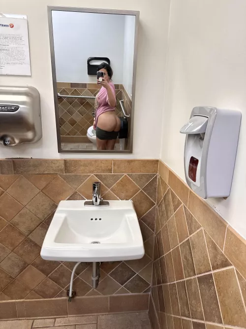 Oops! [F]orgot to wear my thong 😜