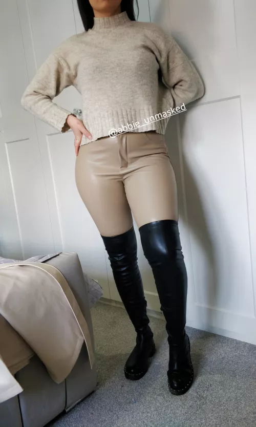Cream Leather Leggings & OTK Boots 🤍🖤
