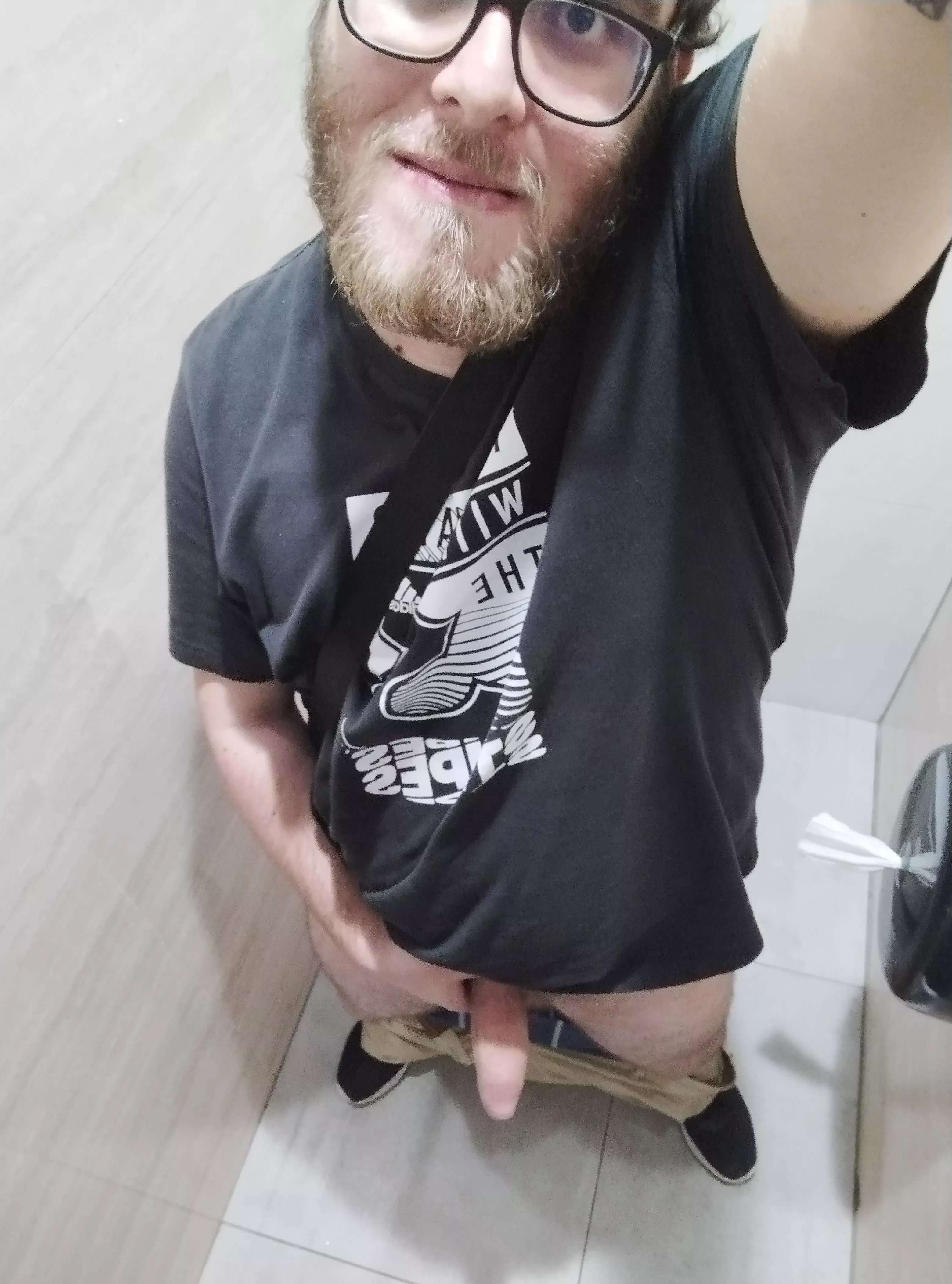 Do you want to have some fun at mall in the bathroom? 🙈