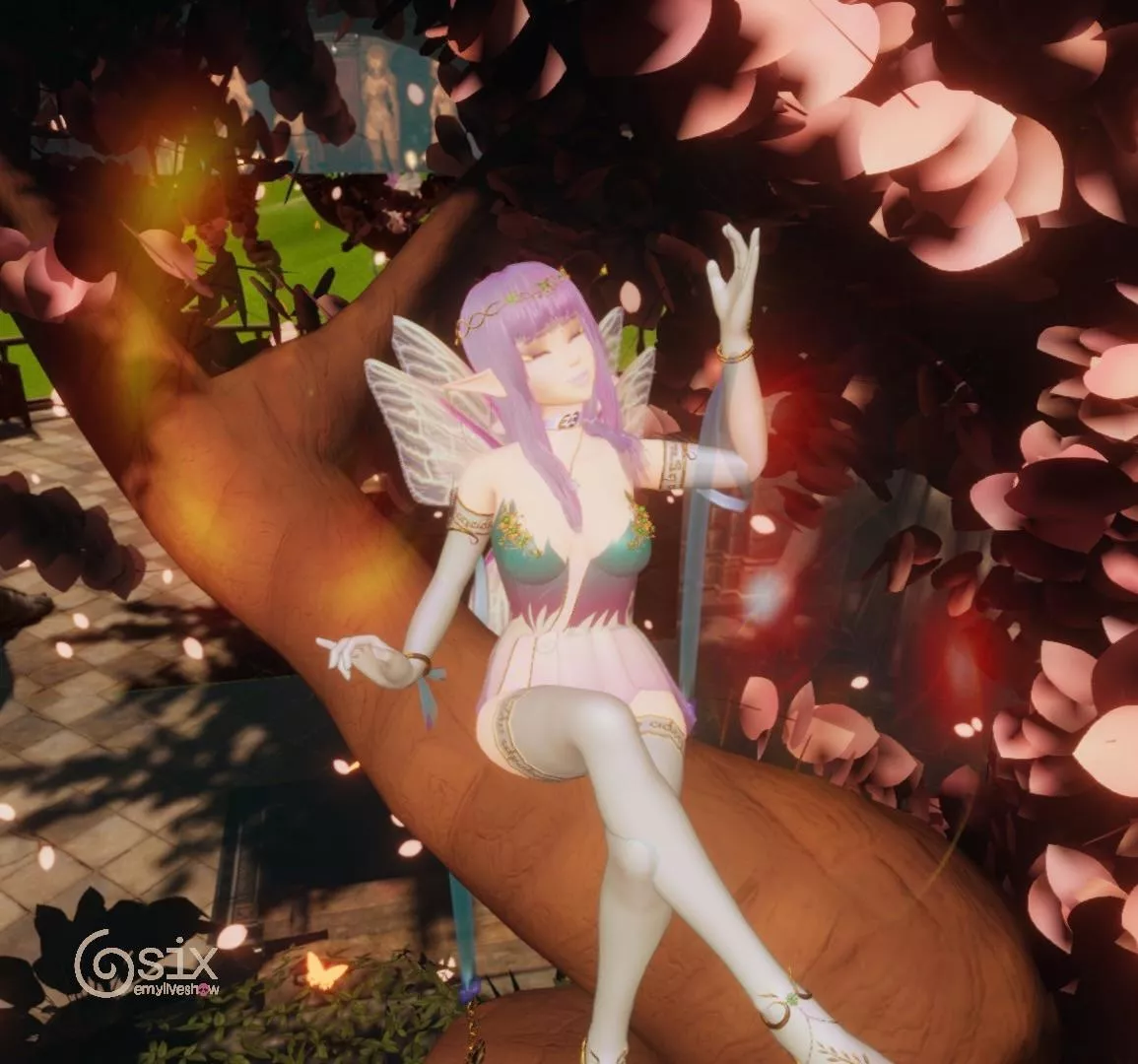 Just chillin’ on a tree, do you want to join? Don’t be afraid, I’ll catch you if you fall😉 https://chaturbate.com/emyliveshow