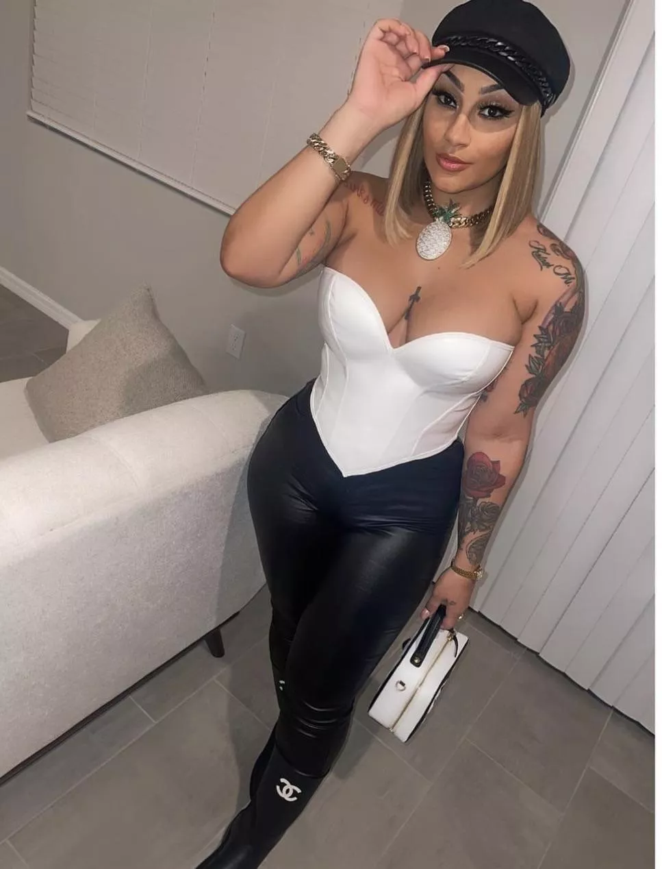 Latex Goddess is back Volunteers for challenging tasks?