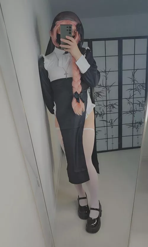 Nun cosplay 😇