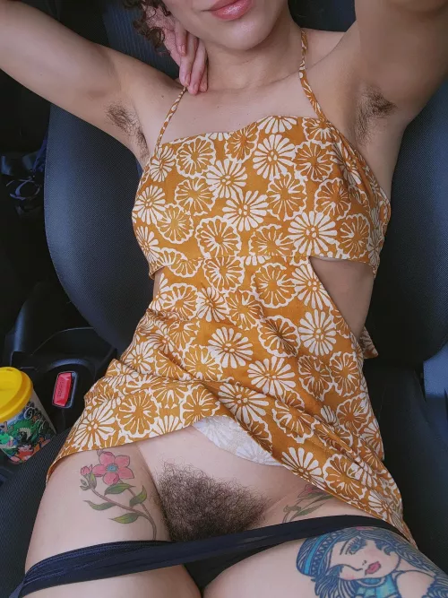 Summer dresses look even better with the armpits exposed 🌿
