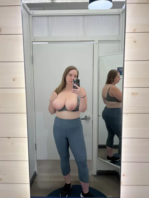 Can’t pass on a changing room selfie!