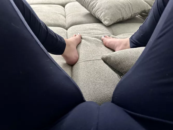 Happy Sunday to my new fave subreddit, hubby is loving all your comments 💙 who loves a fat pussy? 👅