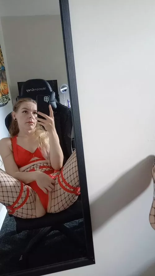 Naughty gamer milf ready to satisfy you! Let's have lots of kinky fun together