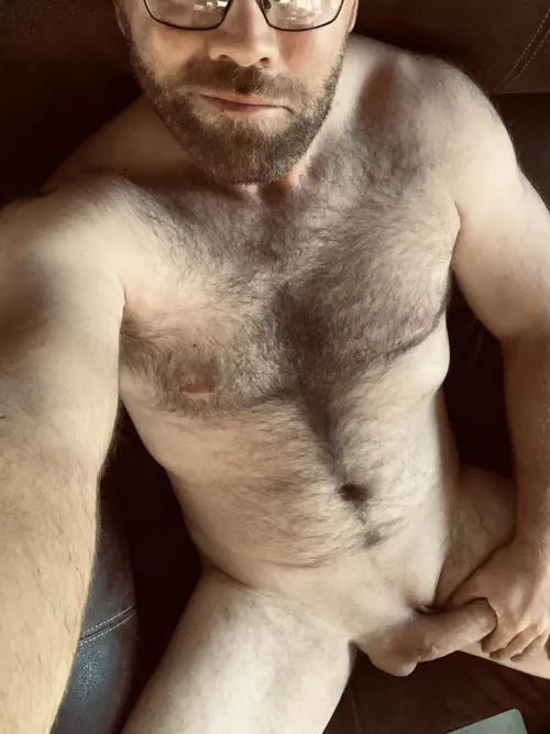 Sundays are meant to relax…join this 6’5” dadbod?