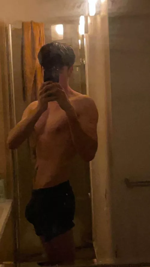 20 looking for long term chats (femboy/trans DM) :)