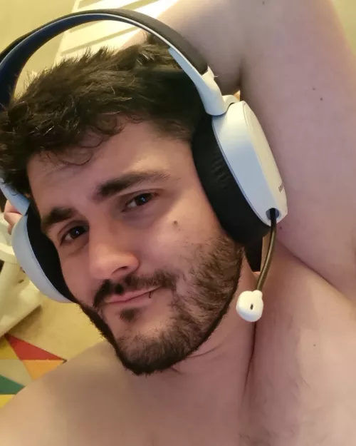 33 M UK playing some League of Legends, anyone wanna join? Or just come chat on Discord?