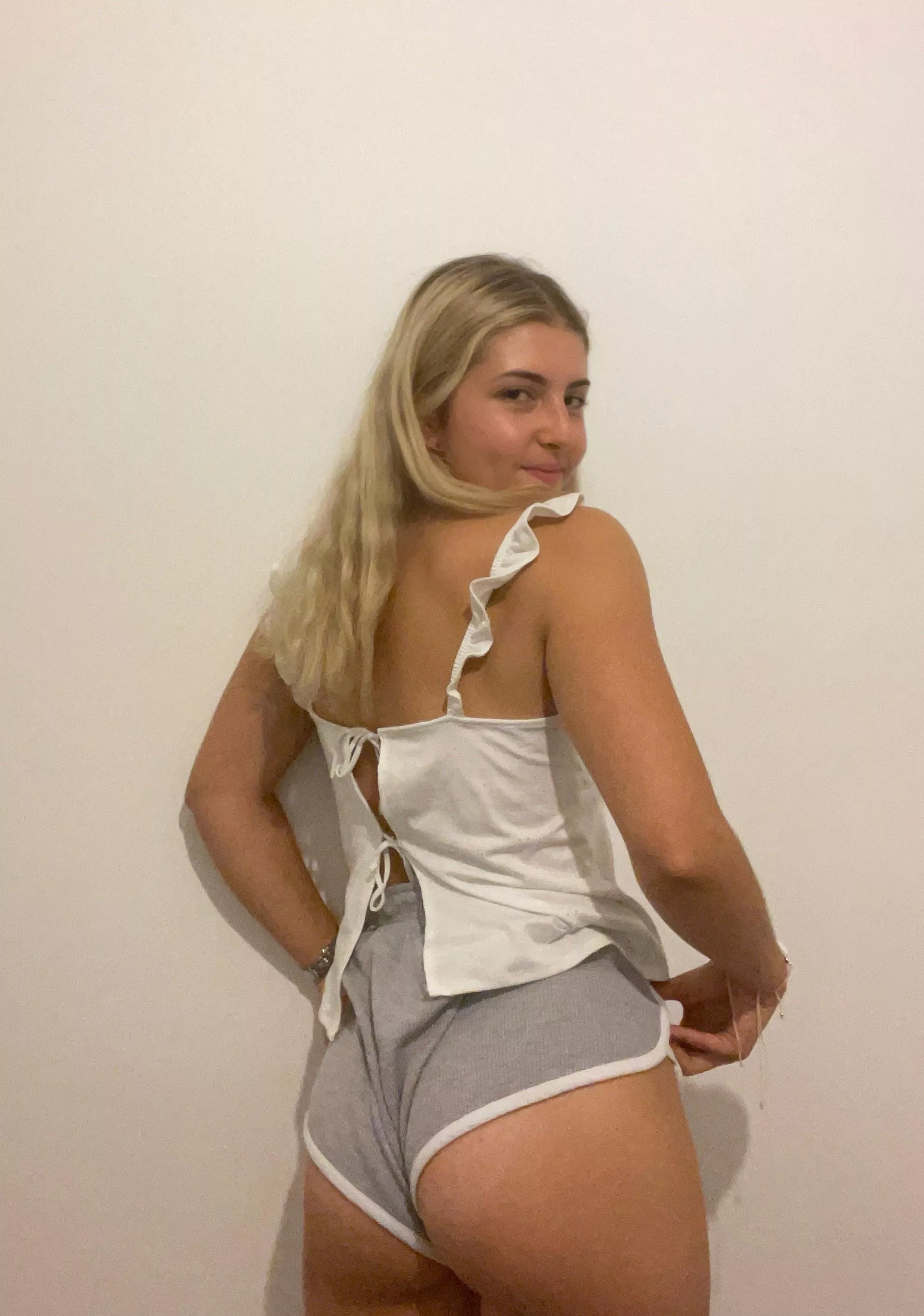 Anyone like a thick athletic white chick? X