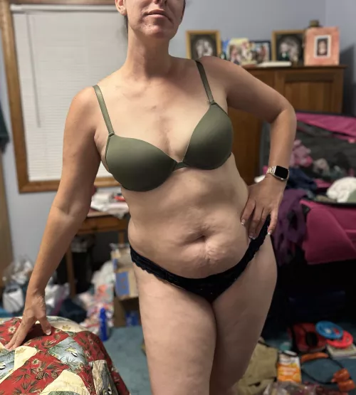 Ignore the mess in the background and focus on the nice mom bod posing for you.