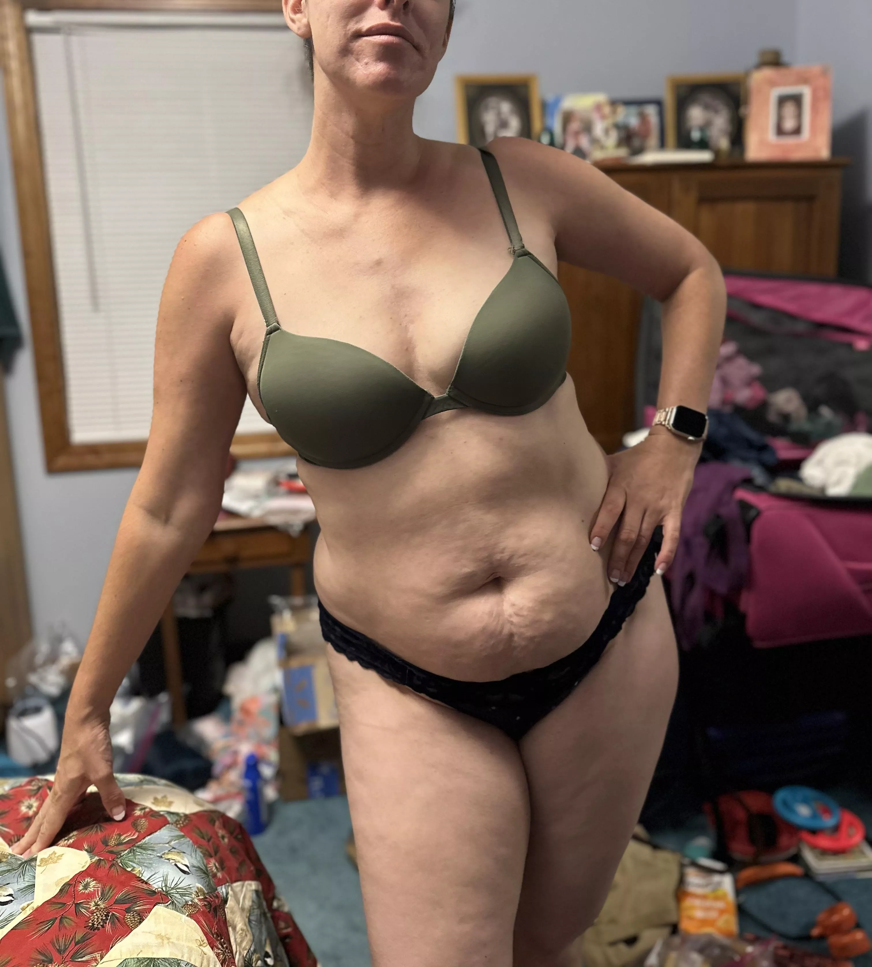 Ignore the mess in the background and focus on the nice mom bod posing for you.