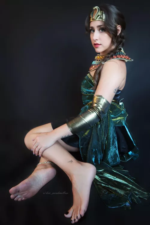 Your goddess commands you to worship her feet 😉