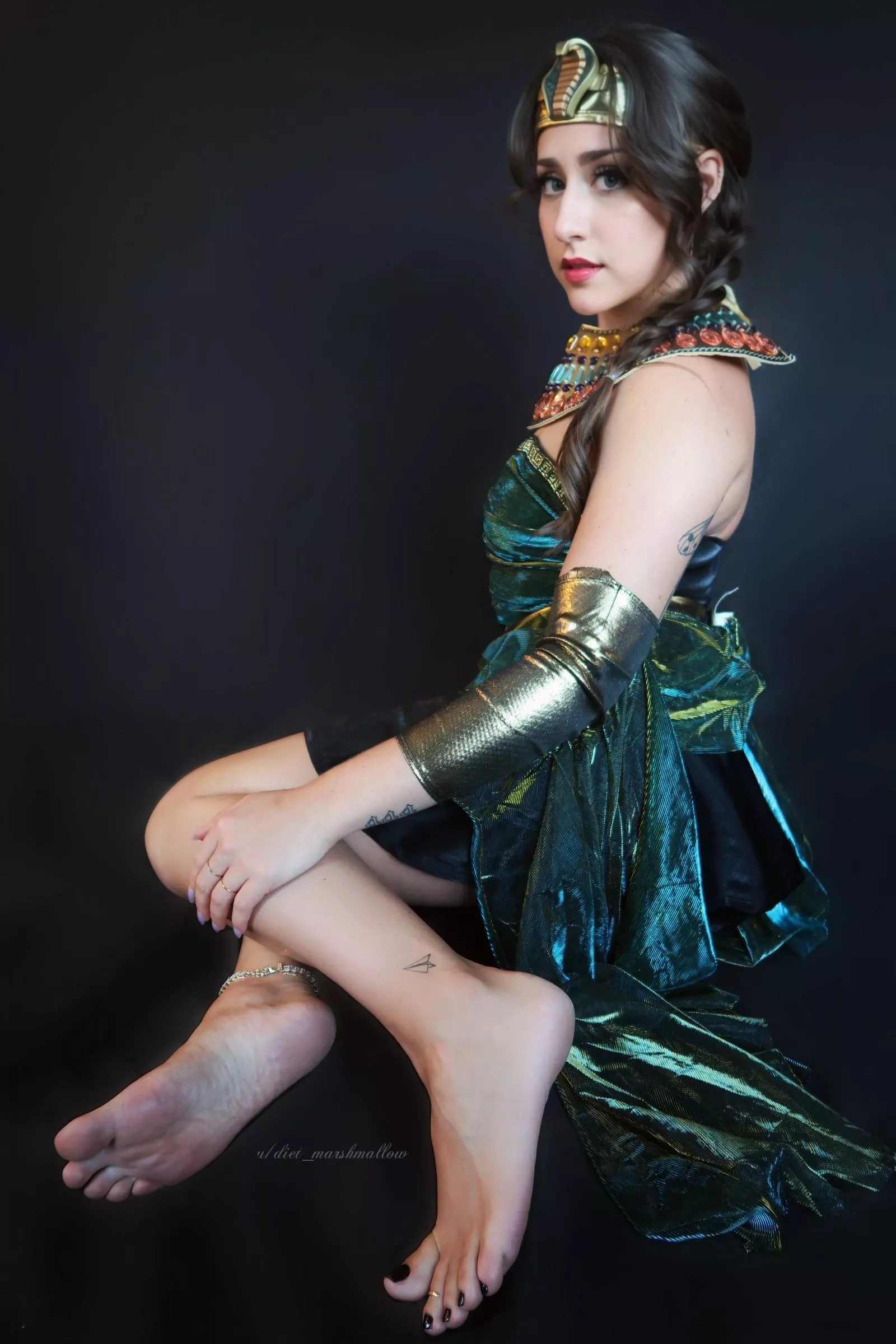 Your goddess commands you to worship her feet 😉