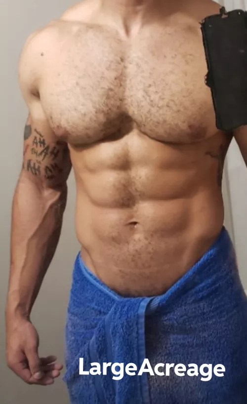 Cum take my towel off 😈