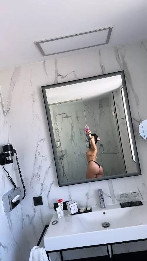 Do you like my mirrored backside peach :)