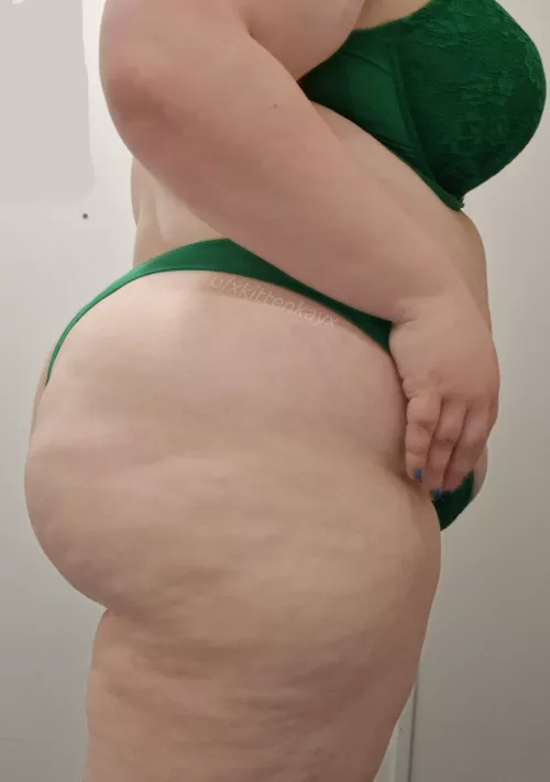 I am the office slut, I'm waiting in the toilets like this