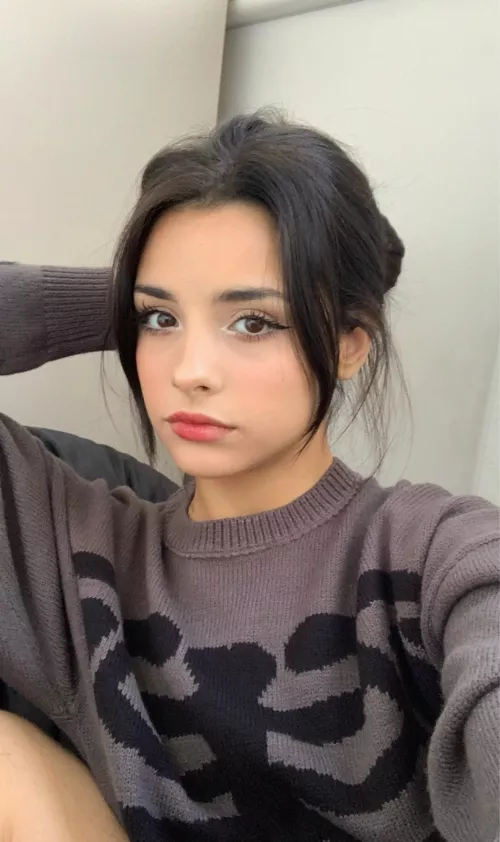 I heard that you love brunette models with cute face