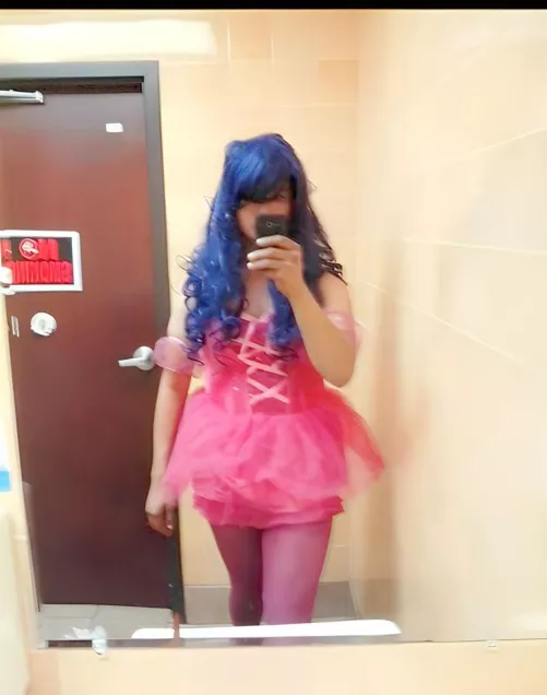 I wanna be forcefeminized by kinky dom