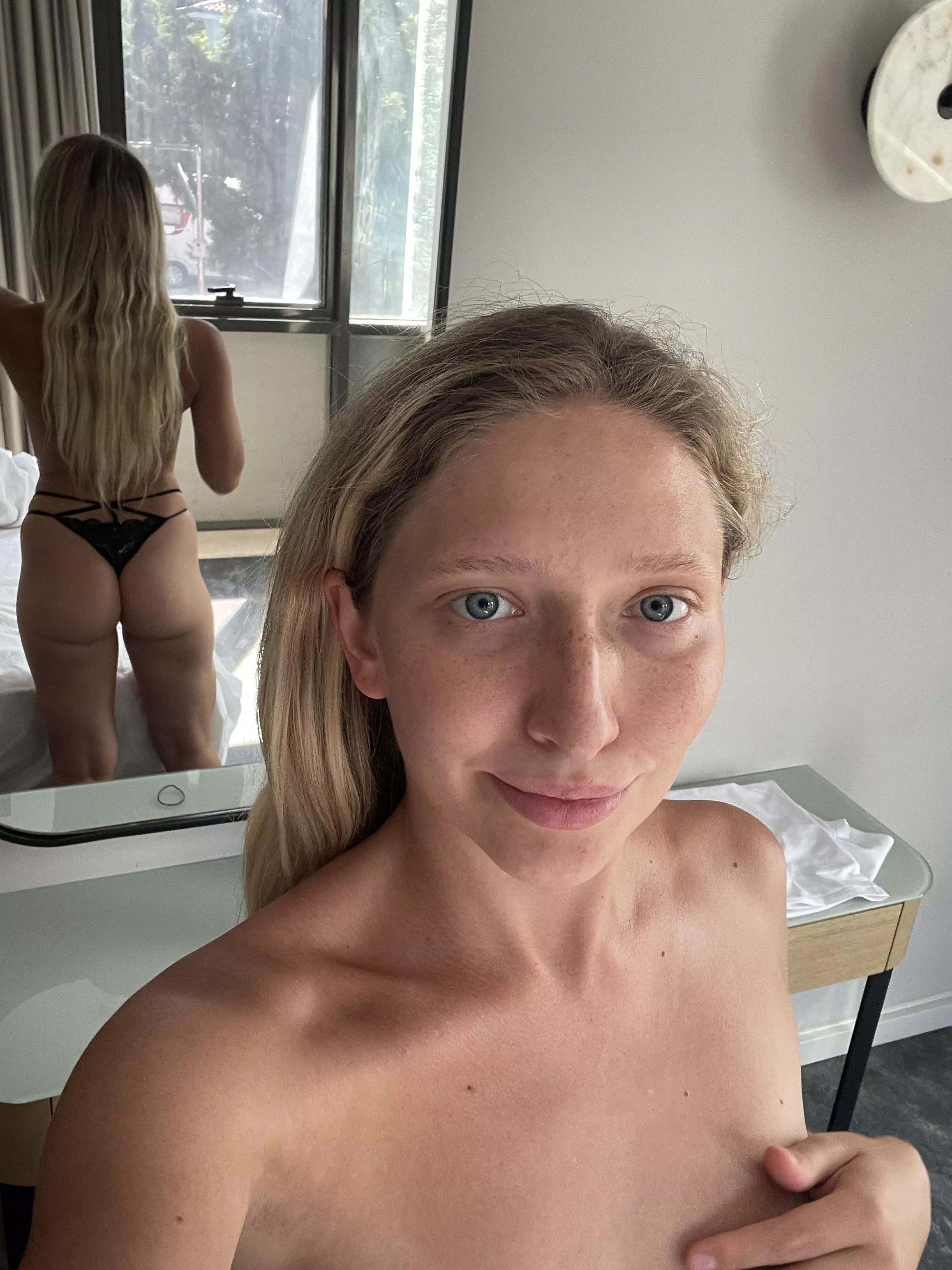 It's a double side selfie with frex and the bottom