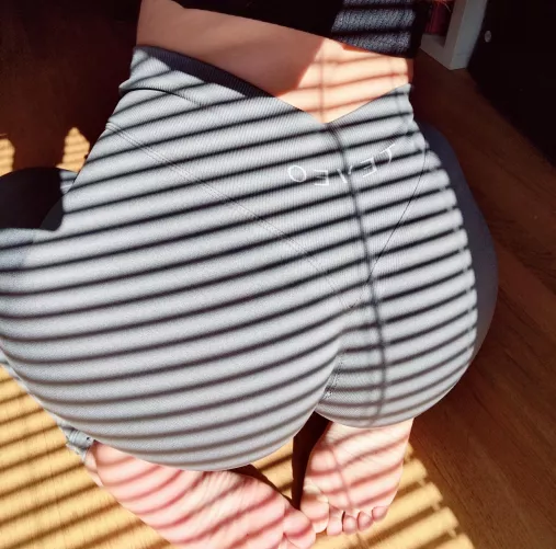 these are what my mom lovingly calls the 'no man will be interested in your personality' leggings