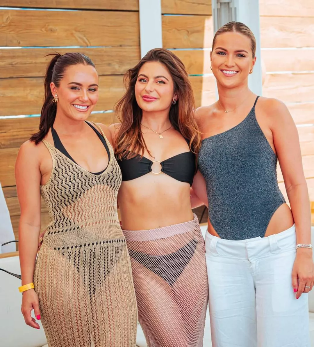 Which stylish pool babe?